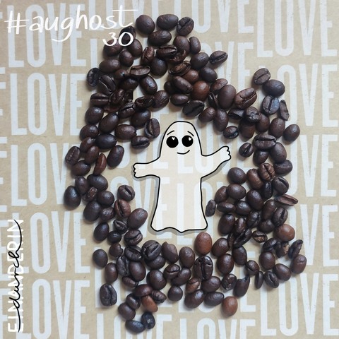Ein digital ergänztes Bild eines bedruckten Papiers mit "LOVE"-Druck und darauf liegenden Kaffeebohnen. In der Mitte liegt das kleine Gespenst, als würde es einen "Kaffee-Engel" machen.

A digitally enhanced image of a printed paper with "LOVE" printed on it and coffee beans lying on it. The little ghost lies in the middle as if it were making a "coffee angel".