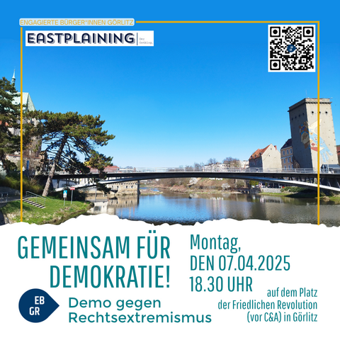 Das Bild zeigt eine Veranstaltungskarte für eine Demonstration in Görlitz, Deutschland. Im Hintergrund ist ein Fluss mit einem Brückenkopf und historischen Gebäuden zu sehen, darunter ein Turm mit einer Mauer. Der Himmel ist klar und blau. Die Karte enthält den Text "Gemeinsam für Demokratie! Demo gegen Rechtsextremismus" und die Details der Veranstaltung: Montag, den 07.04.2025, um 18:30 Uhr auf dem Platz der Friedlichen Revolution (vor C&A) in Görlitz. Oben links steht "Engagierte Bürger*innen Görlitz" und "Eastplaining", und rechts oben ist ein QR-Code.