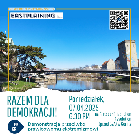 Das Bild zeigt eine Veranstaltungskarte für eine Demonstration in Görlitz, Deutschland. Im Hintergrund ist ein Fluss mit einem Brückenkopf und historischen Gebäuden zu sehen, darunter ein Turm mit einer Mauer. Der Himmel ist klar und blau. Die Karte enthält den Text "Gemeinsam für Demokratie! Demo gegen Rechtsextremismus" und die Details der Veranstaltung: Montag, den 07.04.2025, um 18:30 Uhr auf dem Platz der Friedlichen Revolution (vor C&A) in Görlitz. Oben links steht "Engagierte Bürger*innen Görlitz" und "Eastplaining", und rechts oben ist ein QR-Code.