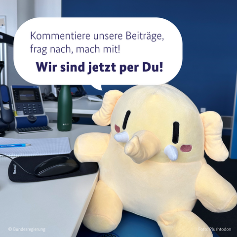 Mastodon sitzt an einem Schreibtisch, in der Sprechblase ist zu lesen: "Kommentiere unsere Beiträge, frag nach, mach mit! Wir sind jetzt per Du!"