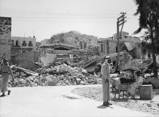 Vue photographique des décombres à Jénine après qu'un quart de la ville a été dynamité par les forces britanniques en 1938, en représailles à l'assassinat d'un fonctionnaire du Royaume-Uni.