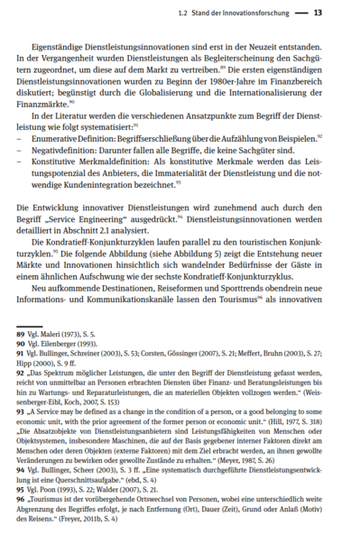 Zusammenfassung: Eigenständige Dienstleistungsinnovationen
Historisch wurden Dienstleistungen meist nur als Begleiterscheinung von Sachgütern betrachtet, um diese besser vermarkten zu können. Erst zu Beginn der 1980er-Jahre entstanden die ersten eigenständigen Dienstleistungsinnovationen im Finanzbereich, begünstigt durch Globalisierung und Internationalisierung der Finanzmärkte.
In der Literatur gibt es verschiedene Definitionsansätze zum Begriff der Dienstleistung:

Enumerative Definition: Erfassung durch Beispielaufzählung
Negativdefinition: Alles, was keine Sachgüter sind
Konstitutive Merkmaldefinition: Leistungspotenzial des Anbieters, Immaterialität der Leistung und notwendige Kundenintegration

Für die Entwicklung innovativer Dienstleistungen wird zunehmend der Begriff "Service Engineering" verwendet.
Die Kondratieff-Konjunkturzyklen verlaufen parallel zu den touristischen Konjunkturzyklen. Abbildung 5 (im Text erwähnt) zeigt, wie neue Märkte und Innovationen im Tourismus in einem ähnlichen Aufschwung wie der sechste Kondratieff-Zyklus entstehen, basierend auf sich wandelnden Gästebedürfnissen. Neue Destinationen, Reiseformen, Sporttrends sowie moderne Informations- und Kommunikationskanäle machen den Tourismus zu einem innovativen Bereich.