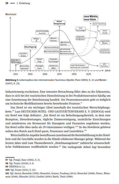 Zusammenfassung: Entwicklung des Tourismus und Stellung der Hotellerie

Die Abbildung 5 zeigt den Lebenszyklus des internationalen Tourismus von 1945 bis über 2020 hinaus. Sie illustriert die Entwicklung:

    Anfangsphase (1945-1960er): Geprägt durch Wirtschaftsaufschwung nach dem 2. Weltkrieg, bezahltem Urlaub, Düsenflugzeugen, billigen Öl, Charterflügen und Pauschalreisen
    Wachstumsphase (1960er-1978): Kennzeichnend sind Massenkonsum, Massenmarketing, Massenproduktion, Computertechnologie
    Reifephase (1978-2000): Airline-Deregulierung, Wachstumsgrenzen, abnehmende Akzeptanz des Massentourismus
    Erneuerungsphase (ab 2000): Gekennzeichnet durch neue Technologien, diagonale Integration, mehr Destinationsplanung/-kontrolle, neue Märkte und neue Gästetypen

Im begleitenden Text wird angemerkt, dass touristische Dienstleistungsinnovationen häufig lediglich technische Modifikationen bestehender Prozesse darstellen.

Das Hotel wird als wichtiges Glied der touristischen Wertschöpfungskette beschrieben. Laut DEHOGA-Definition ist ein Hotel ein Beherbergungsbetrieb mit Rezeption, Dienstleistungen, täglicher Zimmerreinigung, zusätzlichen Einrichtungen und mindestens einem Restaurant für Hausgäste und Passanten. Ein Hotel sollte über mehr als 20 Gästezimmer verfügen. Zur Hotellerie zählen auch Hotel garni, Pensionen und Gaststätten.
...