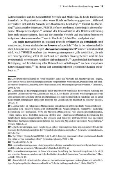 Zusammenfassung: Innovationsmanagement in der Hotellerie
Der Text befasst sich mit der wachsenden Bedeutung von Vertrieb und Marketing in der Organisationsstruktur von Hotels. Während der Vertrieb sich mit der Auswahl der Absatzkanäle beschäftigt, fokussiert das Marketing auf Absatzmärkte insgesamt. Freyer definiert modernes Marketing als umfassende Managementaufgabe, und aufgrund der Charakteristika der Hoteldienstleistung wird prognostiziert, dass den Bereichen Vertrieb und Marketing besondere Aufgaben zukommen werden.
Für die erfolgreiche Entwicklung und Umsetzung echter Innovationen in jeder Branche ist ein strukturierter Prozess erforderlich. In der wissenschaftlichen Literatur wird dieser unter dem Begriff "Innovationsmanagement" erörtert. Nach Trümler umfasst das Neuerungsmanagement "alle Aktivitäten, die mit der Prozessgestaltung selbst als auch mit den darüber hinausgehenden und für den Produkterfolg notwendigen Aspekten verbunden sind."
Wesentlich für ein erfolgreiches Innovationsmanagement ist die Beteiligung und Involvierung aller Unternehmensabteilungen am komplexen Entwicklungsprozess, da dieser auf unterschiedlichen Teilentscheidungen aufbaut. Innovationsmanagement wird als Integration aller am Innovationsprozess beteiligten Funktionen und Bereiche verstanden und ist ein komplexes, vielschichtiges Aufgabengebiet.