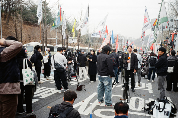 남태령 고개에서 전봉준 투쟁단과 연대 시민들을 취재하러 온 언론사 관계자들이 촬영 준비를 하고 있다.