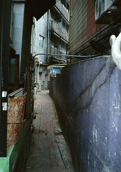 건물 사이에 보도블럭이 깔린 좁은 골목길이 지그재그 나있다.