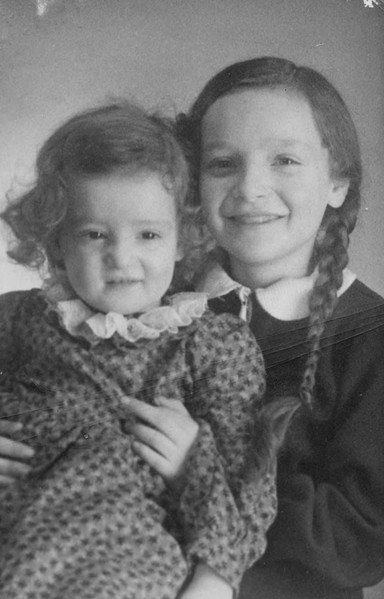 Susanne and Tamara Cohn, circa 1939. Private Archive, CC BY-SA