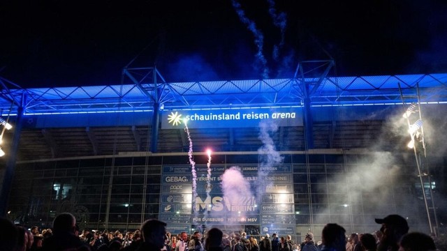 Fußball Regionalliga West: Fans feiern Aufstieg mit dem MSV in der Duisburger Arena