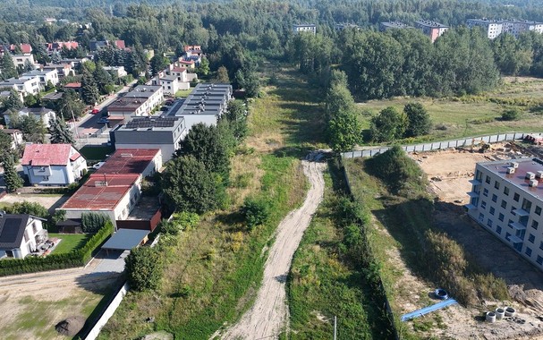 Pas terenu po nieczynnej linii kolejowej na Burowcu w Katowicach. Zdjęcie z lotu ptaka.
