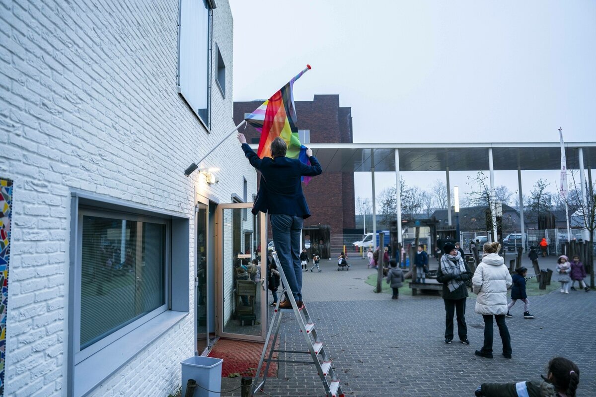 Fahnen werden an einem Gebäude befestigt