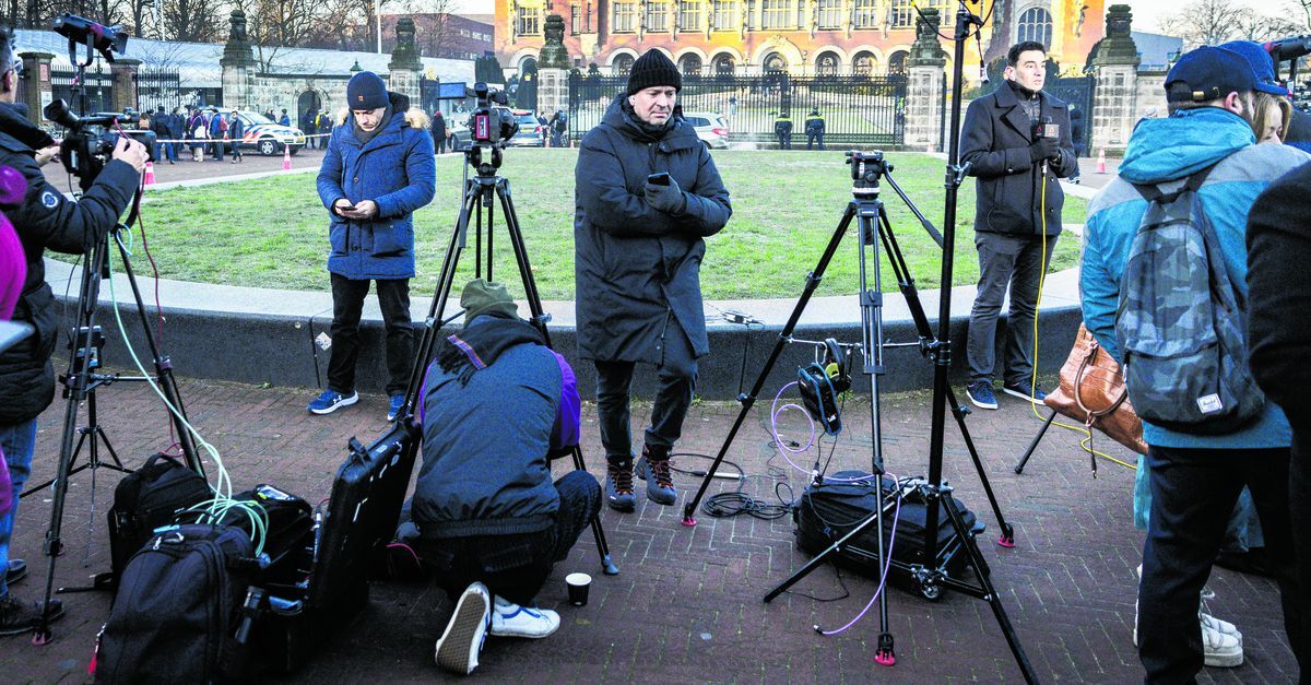 Journalisten voor het Vredespaleis in Den Haag. 