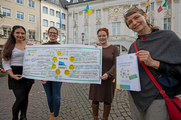Foto Sascha Engst/Bundesstadt Bonn

Die beiden Teilnehmerinnen Julia Hoos und Carola Simmer haben heute ihren Aktionsplan für eine klimaneutrale & lebenswerte Stadt an OB Katja Dörner überreicht. 