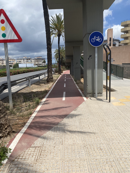Beginn eines Fahrradweges in Richtung Innenstadt Ibizas
