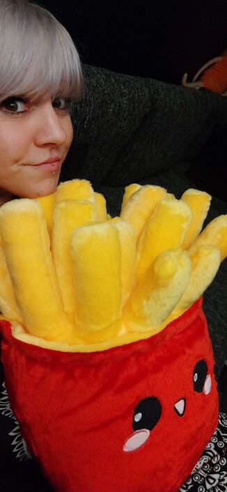 Ich mit einem Pommes Kuscheltier