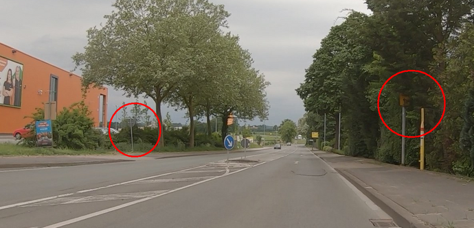 Dieselbe Szene Mitte Mai 2024:
Das gelbe Hinweisschild ist zugewachsen, das VZ 240 ist um 180° gedreht und zeigt dadurch in die Gegenrichtung