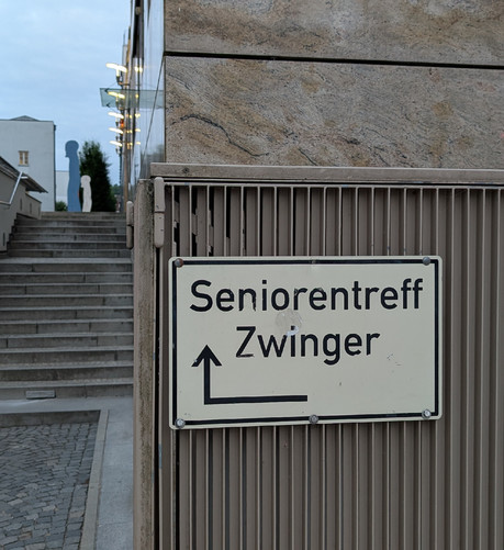 Ein Schild mit der Aufschrift "Seniorentreff Zwinger" und mein Hirn macht natürlich "Swinger" daraus. 