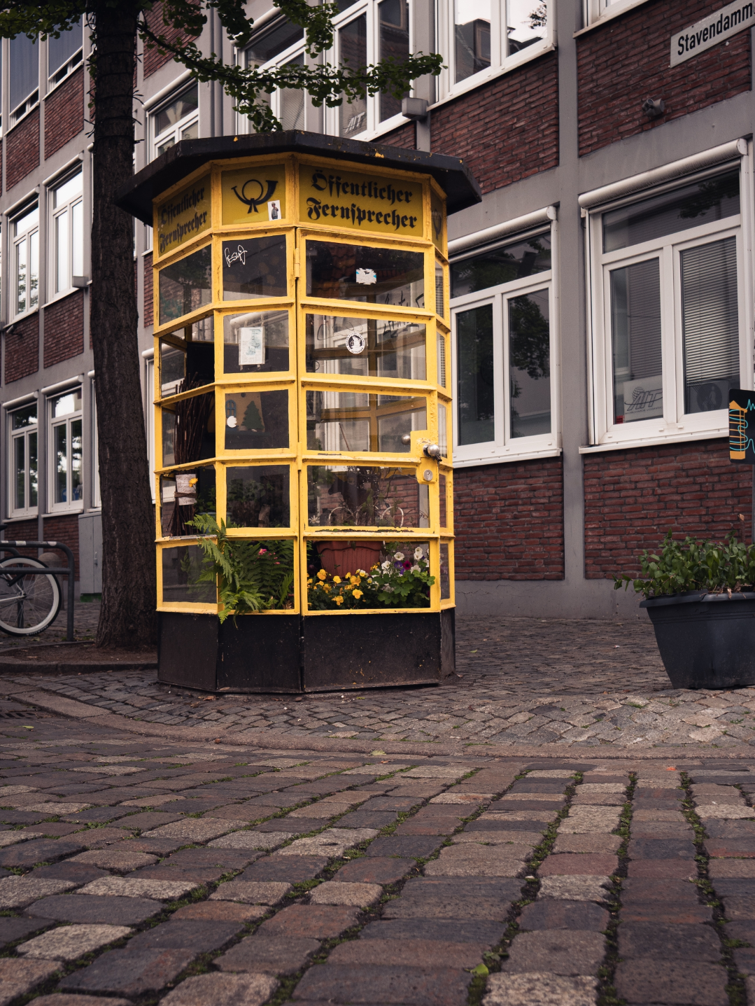 Eine alte Telefonzelle voller Blumen