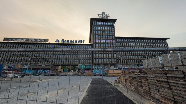 Die Ruine des Haus Westland gegenüber des Mönchengladbacher Hauptbahnhofes. 