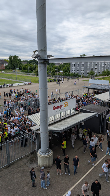 Sicht vom Umlauf Oberrang Ost auf den Eingangsbereich des Borussia-Parks. 