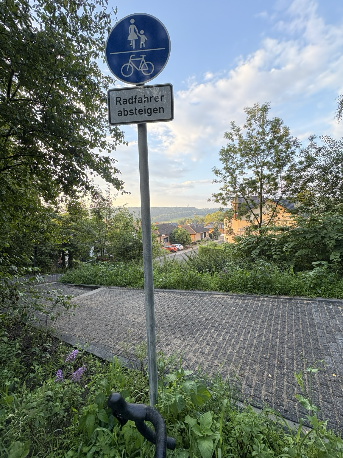 Schild „Kombinierter Rad-/Fussweg“ mit Zusatzschild „Radfahrer absteigen“. Schild „Kombinierter Rad-/Fussweg“ mit Zusatzschild „Radfahrer absteigen“.