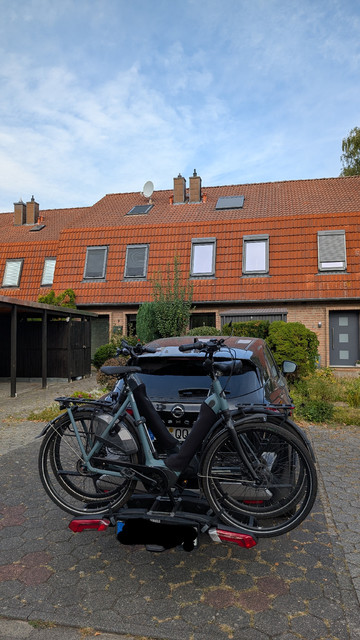 Auf dem Fahrradträger unseres schwarzen Autos, das vor unserem Haus steht, sind unsere beiden Pedelecs befestigt. Wo sich die Katze genau befindet, möchte ich nicht verraten - ich bitte um Verständnis. 