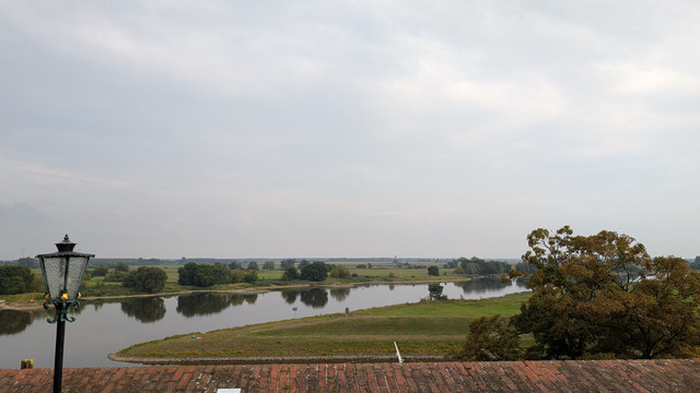 Ausblick in die grünen, komplett unbebauten Elbauen von der Terrasse des Schlosshotels Tangermünde. Ruhe und Natur pur. 