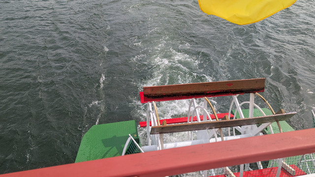 Foto des Schaufelrads des Ausflugsschiffes Queen Arendsee bei der Rundfahrt über eben jenen See in Sachsen-Anhalt. 