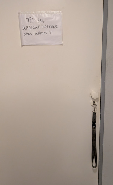 Personaltür mit einer schriftlichen Anweisung. 