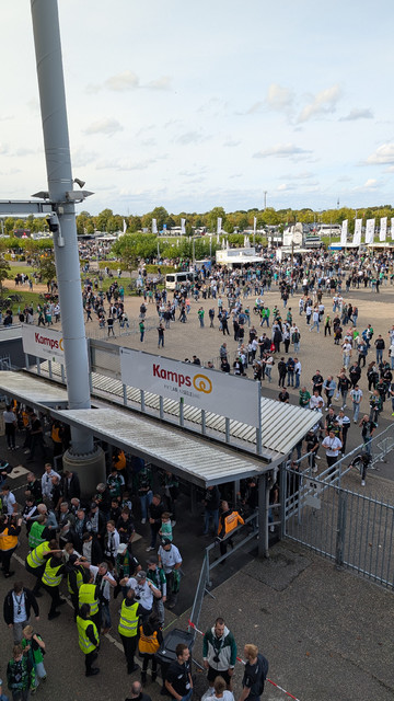 Sicht vom Umlauf Oberrang Nord auf den Eingangsbereich des Borussia-Parks. 