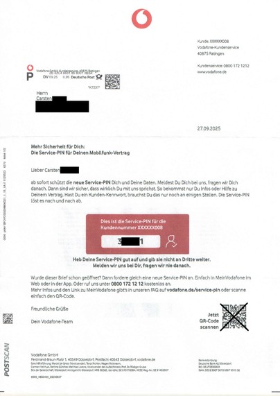 Bild des Fake-Schreibens mit der geschwärzten Service-PIN und durchgestrichenem QR-Code. Haupt-Hinweise auf die Fälschung sind erstens die mit dem Buchstaben X beginnende Kundennummer, von der nur die letzten drei Stellen 008 sichtbar sind, zweitens die nicht dem Vodafone Corporate Design entsprechende Farbe Rot, drittens die nicht verdeckte Service-PIN-Nummer, sowie viertens das qualitativ minderwertige, dünne Papier.