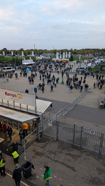 Sicht vom Umlauf Oberrang Nord auf den Eingangsbereich des Borussia-Parks.