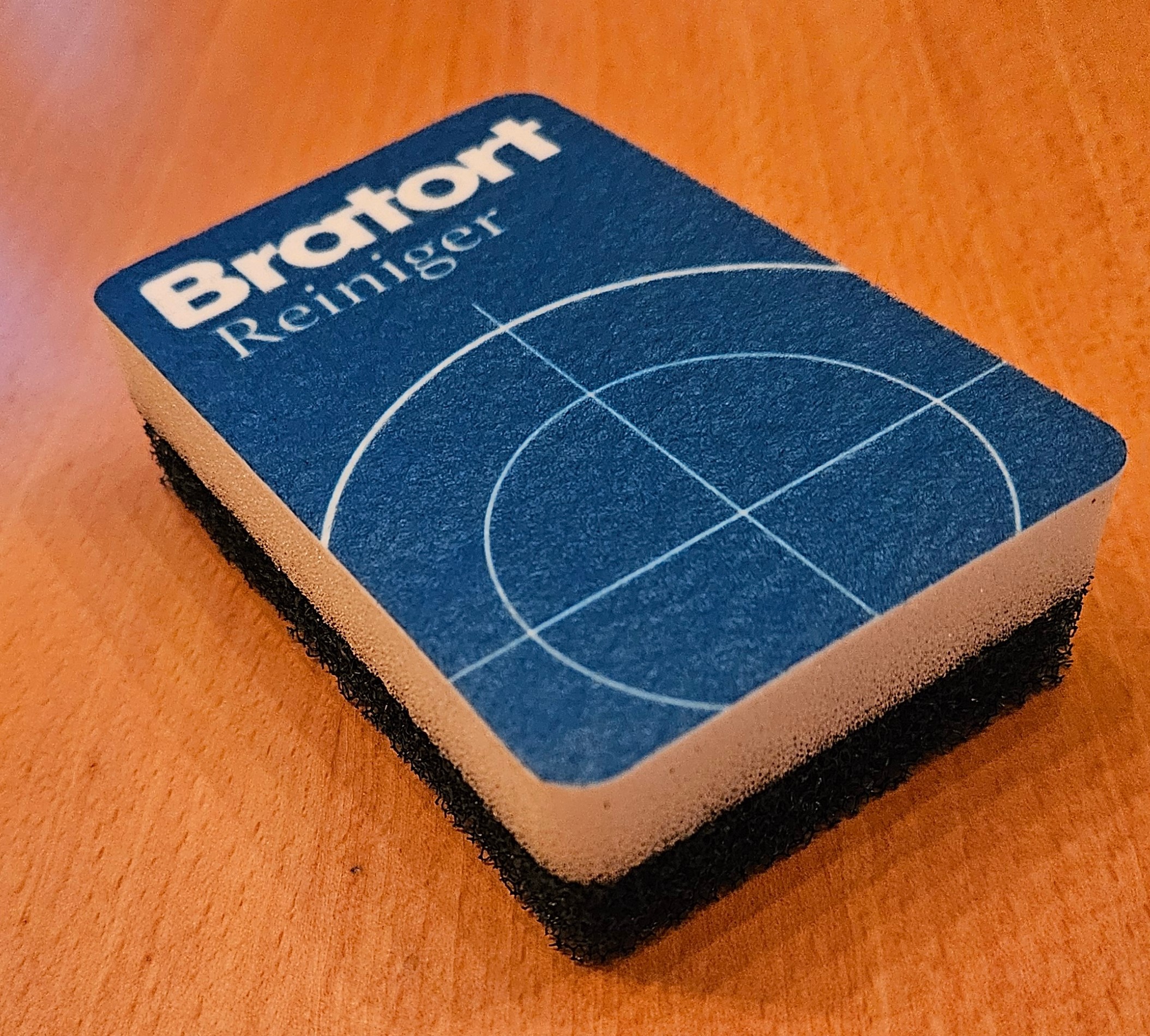 Ein Schwamm mit Aufschrift "Bratort Reiniger"