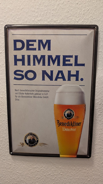 Ein gerahmtes DIN A 3 Werbeposter der Benediktiner Brauerei für eine Biersorte. Die Überschrift lautet: Dem Himmel so nah. 