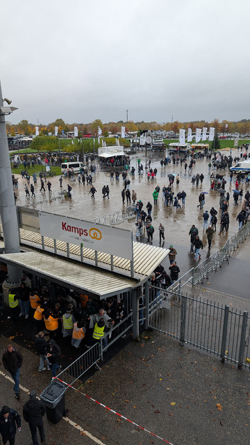 Sicht vom Umlauf Oberrang Nord auf den verregneten Eingangsbereich des Borussia-Parks.