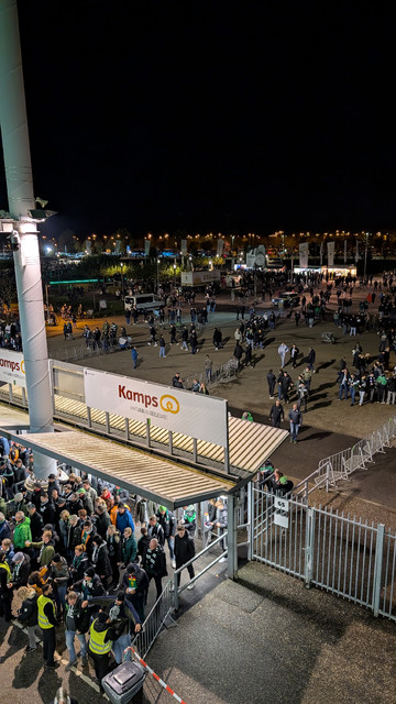 Sicht vom Umlauf Oberrang Nord auf den Eingangsbereich des Borussia-Parks.