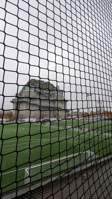 Blick vom Oberrang Gästebereich des Millerntor-Stadions auf den riesigen Bunker gegenüber. 