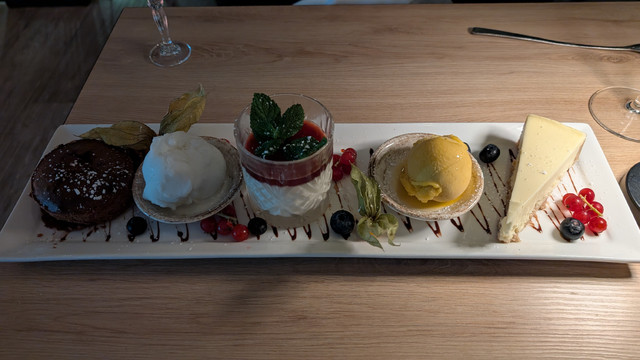 Von links nach rechts: Schokovulkan, Zitronensorbet, Mascarpone, Mangoeis, Käsekuchen. 