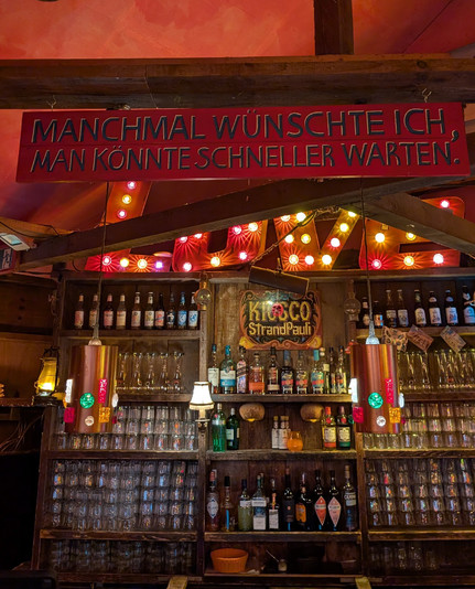Schild über einer Bar im Restaurant mit den Worten "Manchmal wünschte ich, man könnte schneller warten!" 