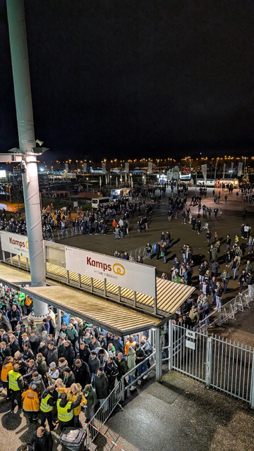 Sicht vom Umlauf Oberrang Nord auf den Eingangsbereich des Borussia-Parks.