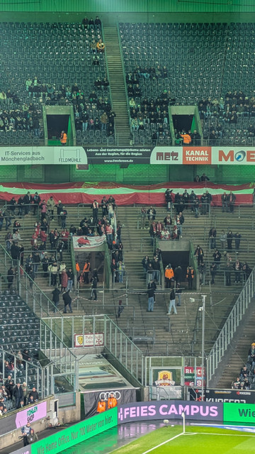 Der leere Gästeblock im Borussia-Park beim heutigen Spiel von Borussia gegen RB Leipzig, gezoomt vom Oberrang Nord. 
