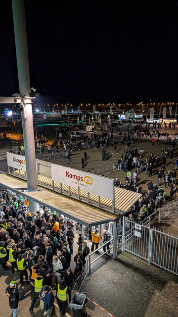 Sicht vom Umlauf Oberrang Nord auf den Eingangsbereich des Borussia-Parks.