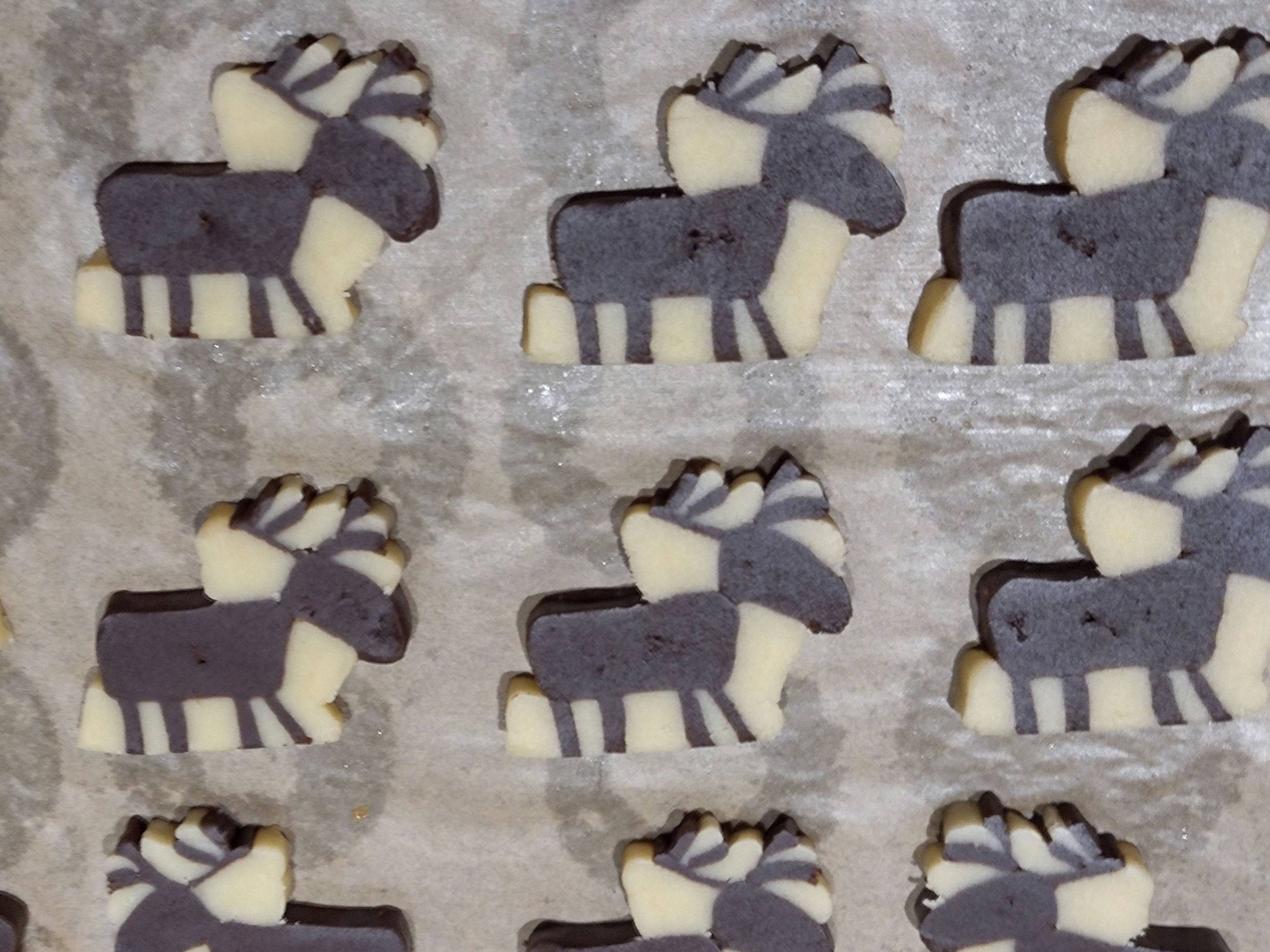 Schwarz-Weiß-Gebäck in Form von Rentieren