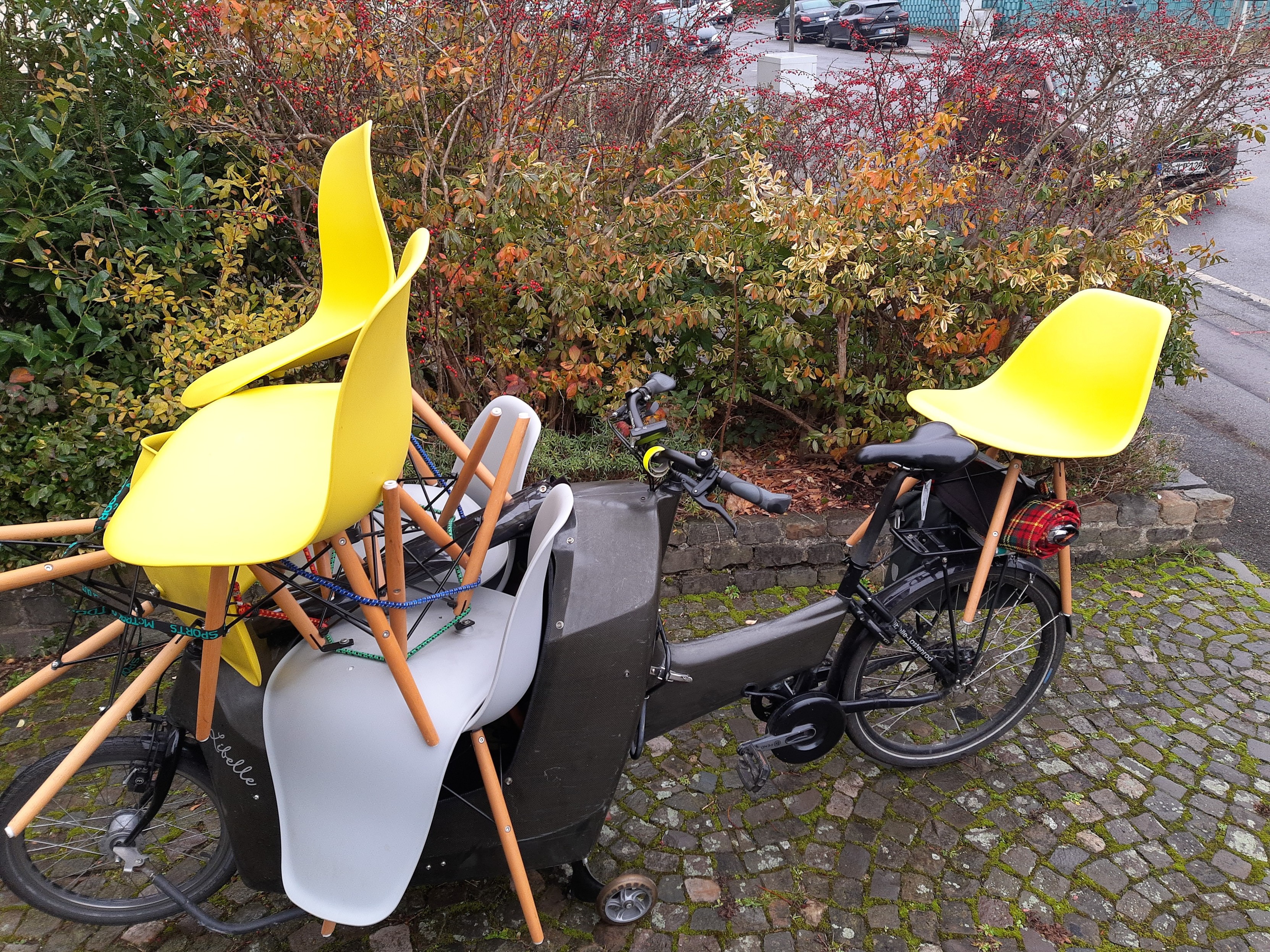 Lastenrad mit acht Stühlen.