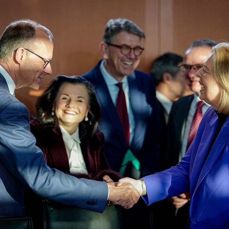 Pressefoto nach der Einigung zur "Grundsicherung":
Handshake zwischen Bas und Merz, drumherum (stehend) einige weitere Minister*innen und Parlamentarier*innen. Alle sind extremst gut gelaunt und lachen fröhlich.