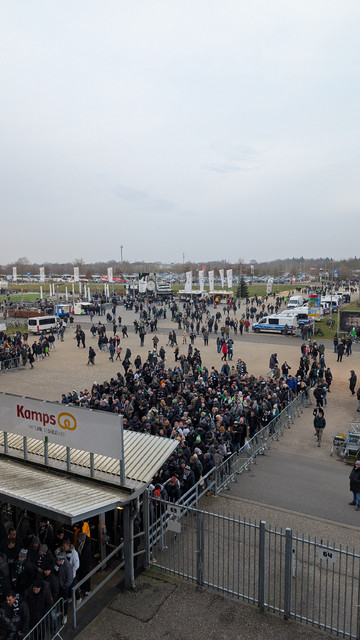 Sicht vom Umlauf Oberrang Nord auf den Eingangsbereich des Borussia-Parks.