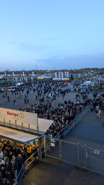 Sicht vom Umlauf Oberrang Nord auf den Eingangsbereich des Borussia-Parks.