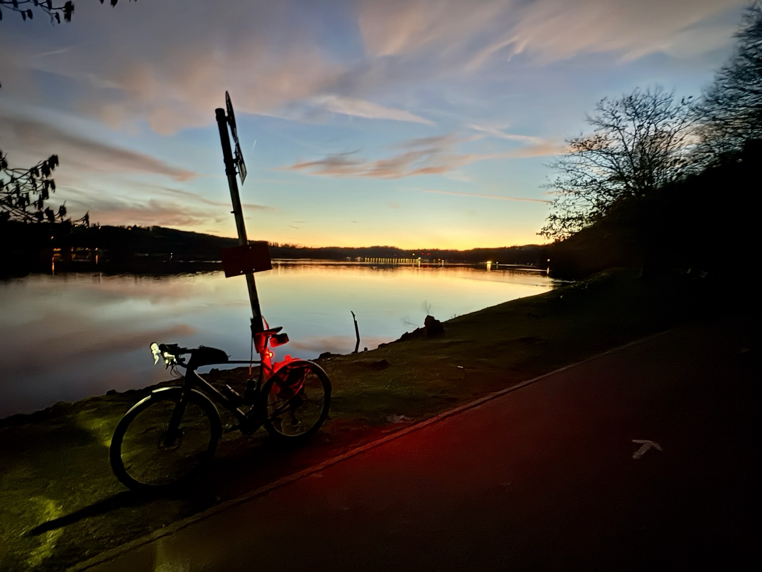 Gravelrad am Baldeneysee in der Abenddämmerung.