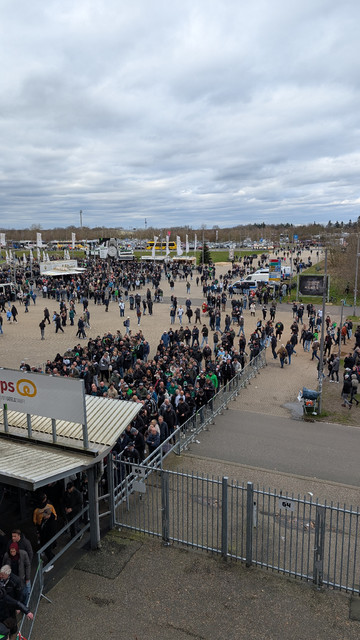 Sicht vom Umlauf Oberrang Nord auf den Eingangsbereich des Borussia-Parks.
