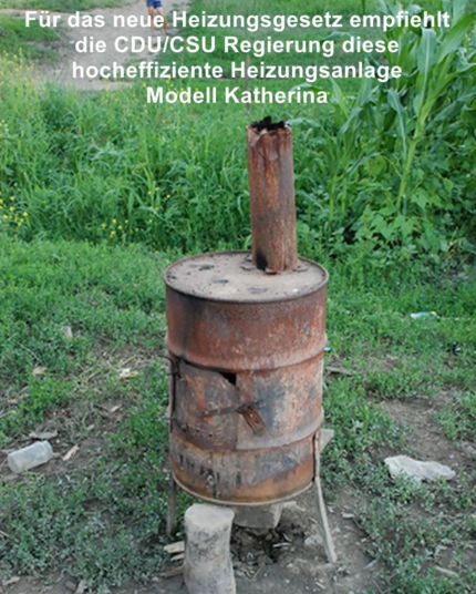 Eine alte verrostete Blechtonne mit einem kurzen Stück altem verrosteten Ofenrohr im Freien.