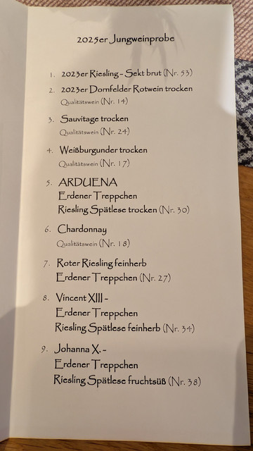 Ein Blatt mit einer Liste von 9 Weinen zur "Jungweinprobe". 